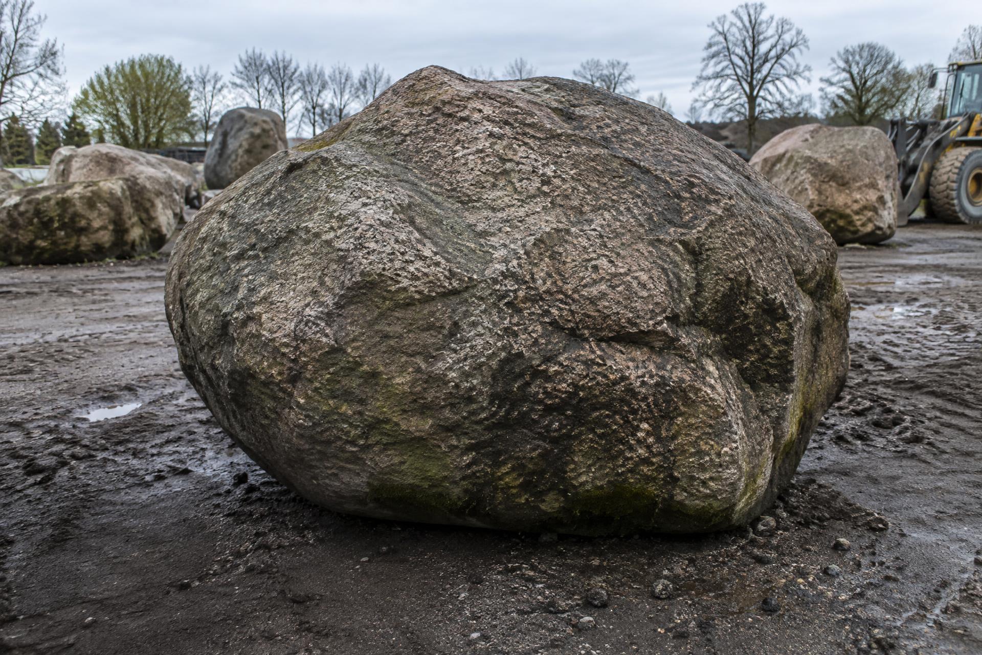 Grote verweerde zwerfkei op een werfterrein